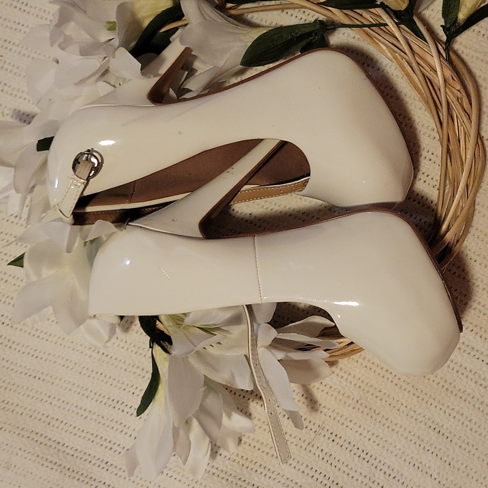 Delicacy painted platform heels